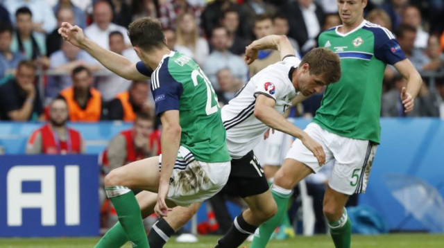 תומאס מולר מול בלמי צפון אירלנד, יורו 2016 (צילום: רויטרס)