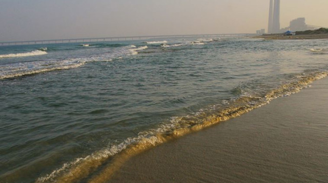 חוף הים, חדרה. ארכיון (צילום: חן לאופולד, פלאש 90)