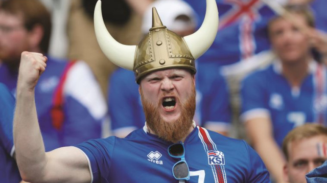 אוהד איסלנד חוגג (צילום: רויטרס)