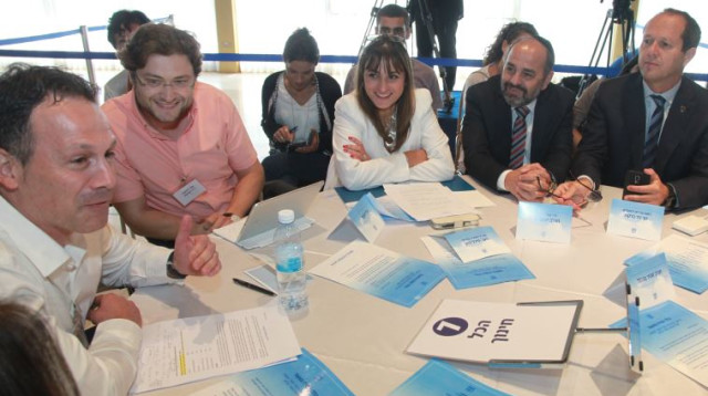 "שולחנות עגולים" ביום האחדות בכנסת (צילום: יצחק הררי, פלאש 90)