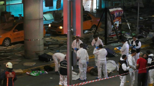 מקום הפיגוע בנמל התעופה באיסטנבול (צילום: רויטרס)