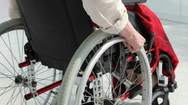 אדם בכסא גלגלים (צילום: אינגאימג)