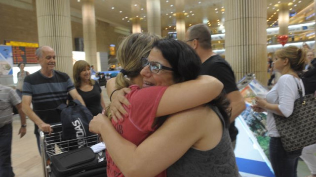 ישראלים ששבו לאחר הפיגוע בטורקיה (צילום: אבשלום ששוני)