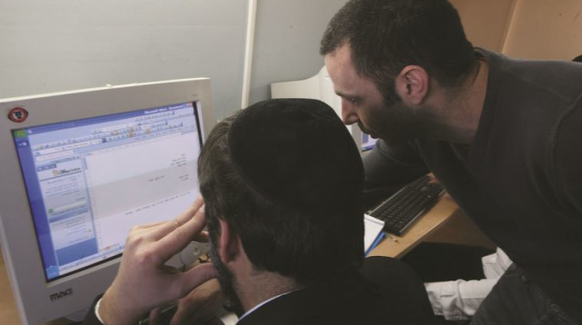 חרדים עובדים מול מחשב (צילום: יוסי זמיר פלאש 90)