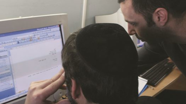 חרדים עובדים מול מחשב (צילום: יוסי זמיר פלאש 90)
