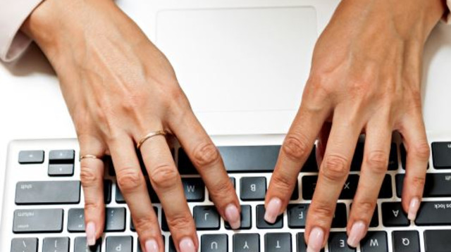 אישה שולחת דואר אלקטרוני (צילום: אינגאימג')