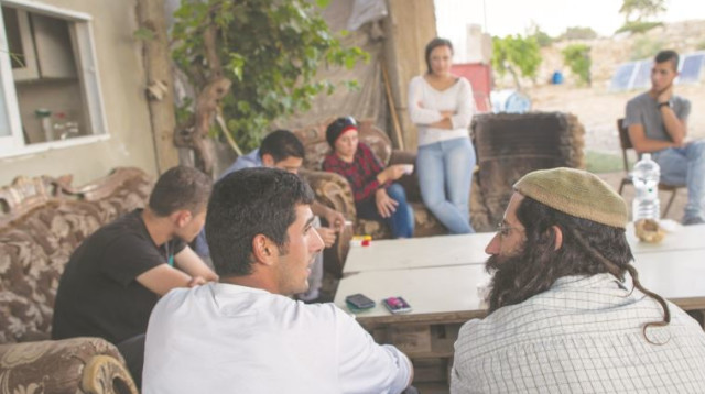 מפגש של ישראלים ופלסטינים בביתו של אבו עוואד (צילום: נתי שוחט, פלאש 90)