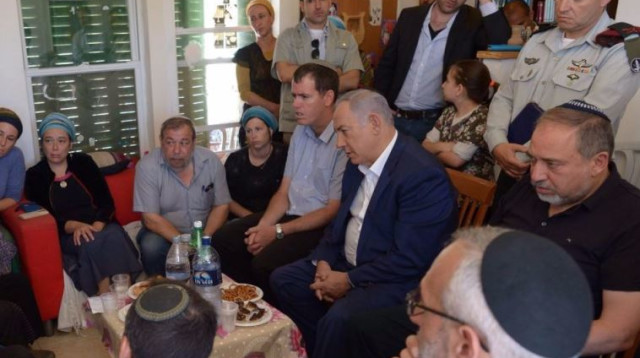 ליברמן ונתניהו אצל משפחת אריאל (צילום: עמוס בן גרשום, לע"מ)