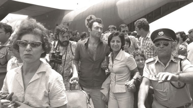 בני הערובה נוחתים בסיום מבצע אנטבה (צילום: לע"מ)