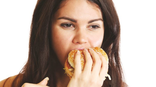 "ג'אנק פוד עושה חשק לעוד וזה בדיוק מה שרוצים אלה שמייצרים אותו" (צילום: אינגאימג)