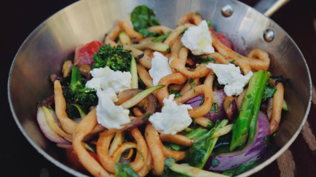 מנת הפסטה פיצה של "סלבה וידה" (צילום: יעל ראובני)