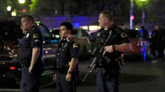 שוטרים בזירת אירוע הירי בארה"ב (צילום: Getty images)