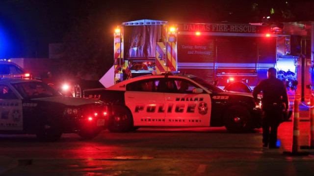 שוטר בדאלאס, טקסס לאחר אירוע הירי בו נרצחו חמישה שוטרים (צילום: AFP)