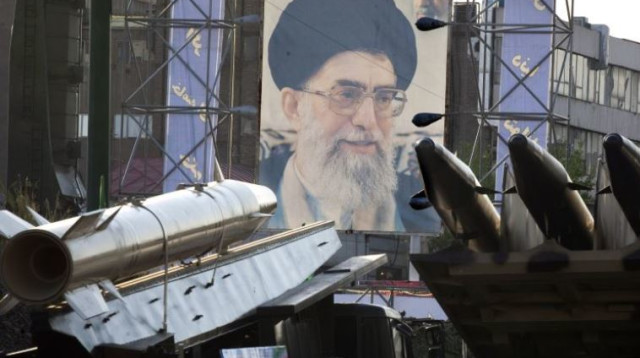 טילים איראניים על רקע תמונתו של חמינאי (צילום: רויטרס)