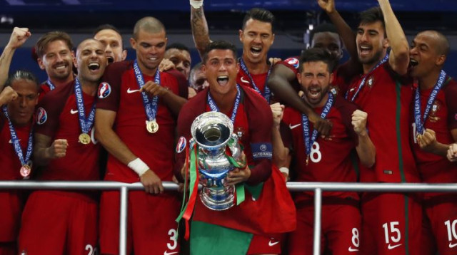 פורטוגל מניפה את גביע אירופה (צילום: רויטרס)