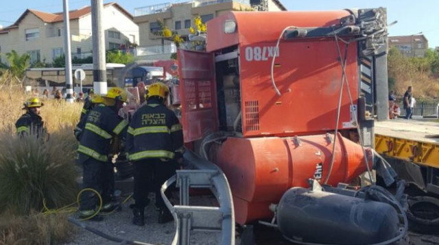 טרקטור נפל ממשאית ופגע בהולכות רגל, חשמונאים (צילום: דובר כב"ה מחוז יו"ש)