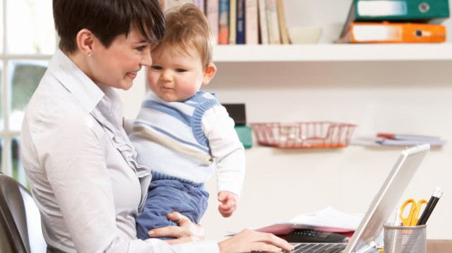 אם עובדת עם תינוק (צילום: ingimage ASAP)