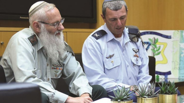 הרב אייל קרים והרב רפי פרץ (צילום: דיאנה חננשוילי, משרד הביטחון)