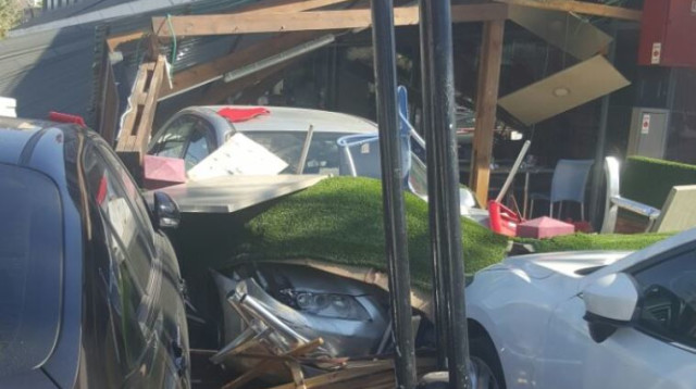 תאונת דרכים בחולון, רכב התנגש במסעדה (צילום: כבאות והצלה מחוז דן)