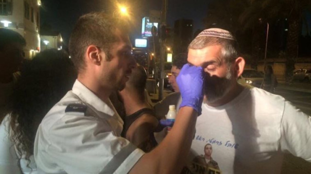 טיפול בנפגעים בהפגנת תמיכה למען אלאור אזריה (צילום: דיווח ראשוני)