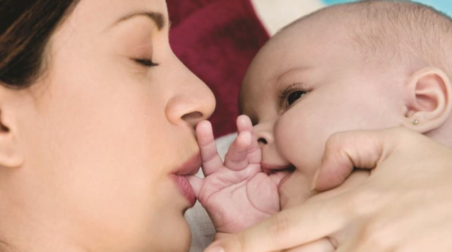 תינוק מוצץ אצבע (צילום: אינגאימג)