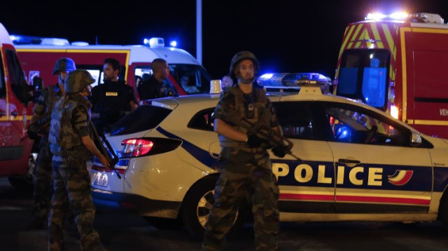 המשטרה בזירת הפיגוע בניס, צרפת (צילום: רויטרס)