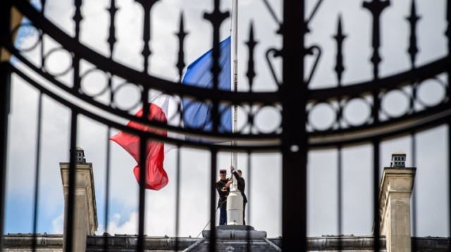 דגל צרפת בחצי התורן בארמון האליזה (צילום: רויטרס)