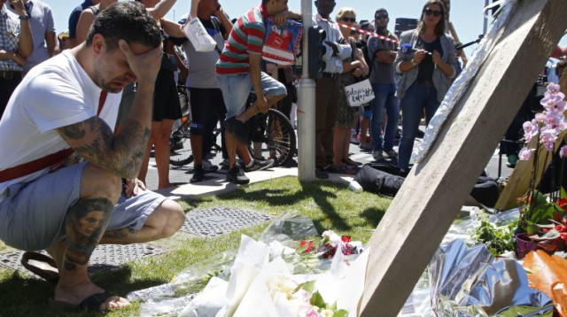 פינת הנצחה לנפגעי הפיגוע בניס (צילום: רויטרס)