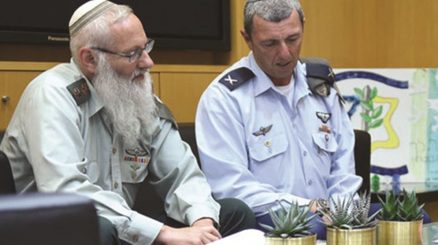 אייל קרים עם רפי פרץ (צילום: דיאנה חננשוילי, משרד הביטחון)