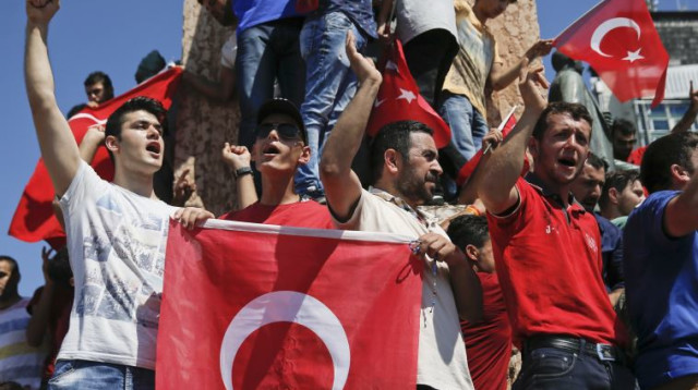 אלפים מפגינים בכיכר טקסים בטורקיה נגד ניסיון ההפיכה (צילום: רויטרס)