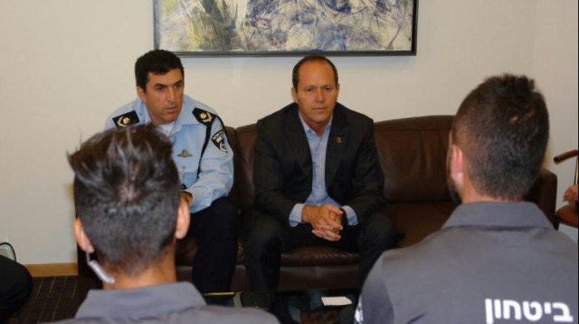 ניר ברקת והמאבטחיםניר ברקת והמאבטחים (צילום: ג'קי לוי)