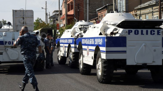 השתלטות על תחנת משטרה בארמניה (צילום: רויטרס)