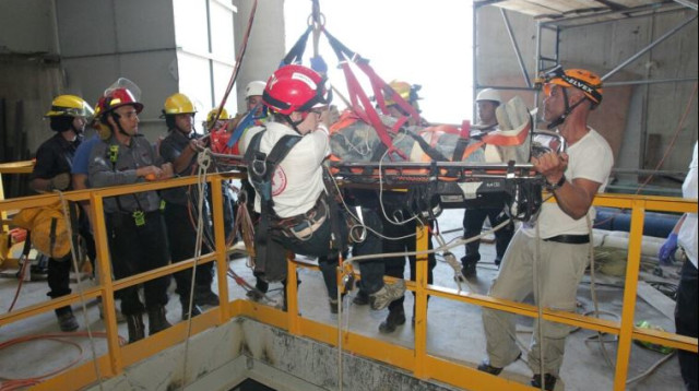 חילוץ הפועל שנפל לפיר בתחנת הכוח בחדרה (צילום: יוסי וייס, חברת החשמל)