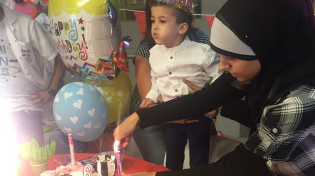 אחמד דוואבשה חוגג יום הולדת בביה"ח שיבא (צילום: דוברות בית חולים שיבא)