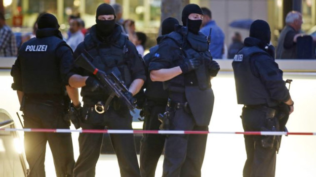 כוחות מיוחדים של משטרת גרמניה בכניסה לתחנת הרכבת במינכן (צילום: רויטרס)