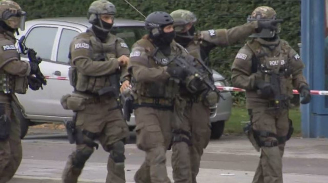 כוחות מיוחדים מחוץ למרכז הקניות אולימפיה (צילום: רויטרס)