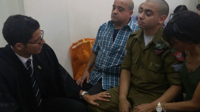 אלאור אזריה עם בני משפחתו בבית הדין הצבאי (צילום: נועם אמיר)