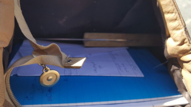 תיק החשודה בניסיון פיגוע ממחסום קלנדיה עם הסכין בתוכו  (צילום: דוברות המשטרה)