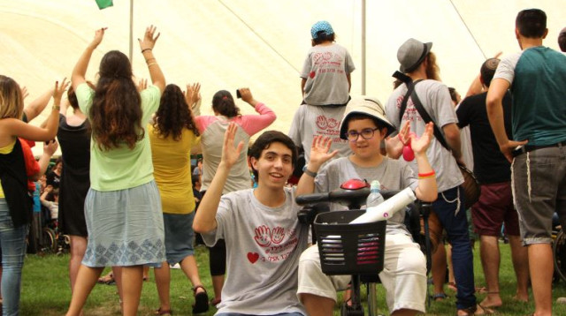 נועם קרני ואיתן בקייטנת "שמחה לילד" (צילום: ידידיה מימון)