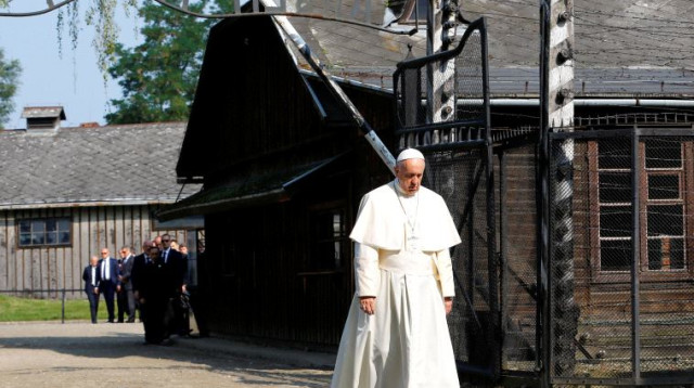 האפיפיור פרנציסקוס באושוויץ (צילום: רויטרס)