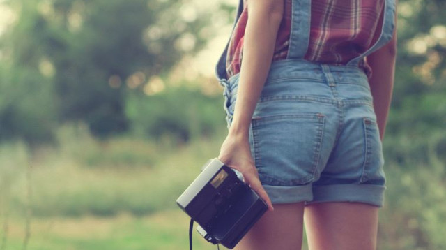 נערה מכנסיים קצרים בחורה מכנס קצר (צילום: אינגאימג)