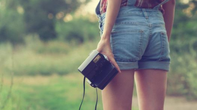 נערה מכנסיים קצרים בחורה מכנס קצר (צילום: אינגאימג)