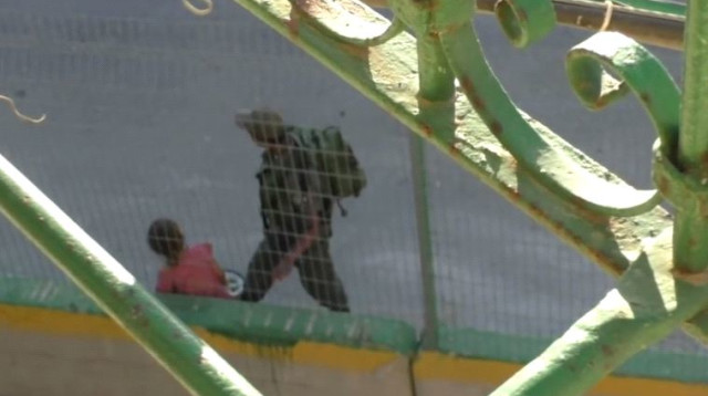 חייל מג"ב לוקח לילדה בחברון את האופניים (צילום: יוטיוב)