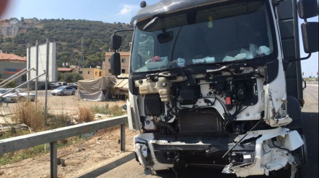 תאונת משאית על כביש 4, ליד פורדיס (צילום: דוברות המשטרה)