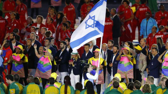 נטע ריבקין בראש המשלחת הישראלית, ריו 2016 (צילום: רויטרס)