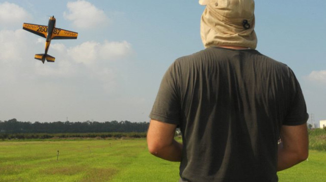 טיסנים בשמי הרצליה (צילום: אבשלום ששוני)