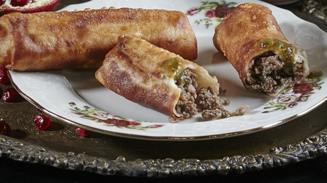 בליני, חביתיות גאורגיות במלית בשר, אוכל (צילום: אנטולי מיכאלו)