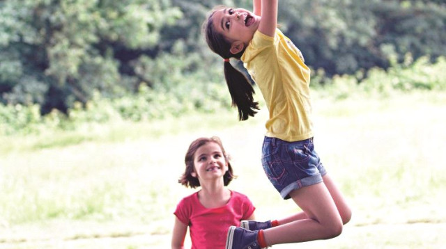 ילדים משחקים בחוץ (צילום: אינגאימג)