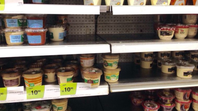 הסרת סלטי שמיר מהמדפים (צילום: אבשלום ששוני)