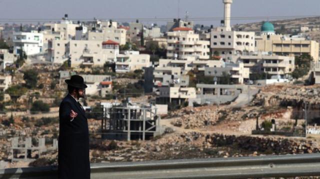 חרדי תופס טרמפ מול כפר פלסטיני באזור ירושלים (צילום: פלאש 90)